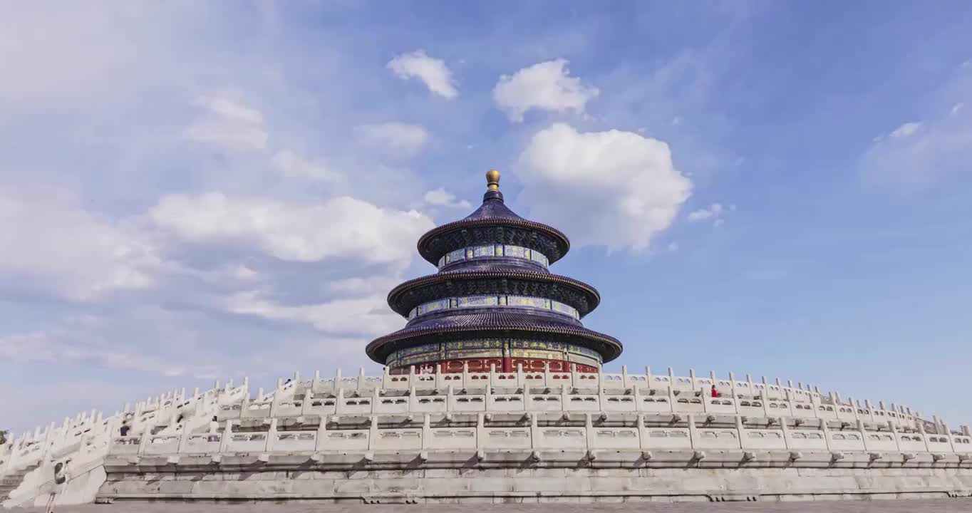 晴朗的天气，北京天坛的延时摄影；天坛公园的云视频素材