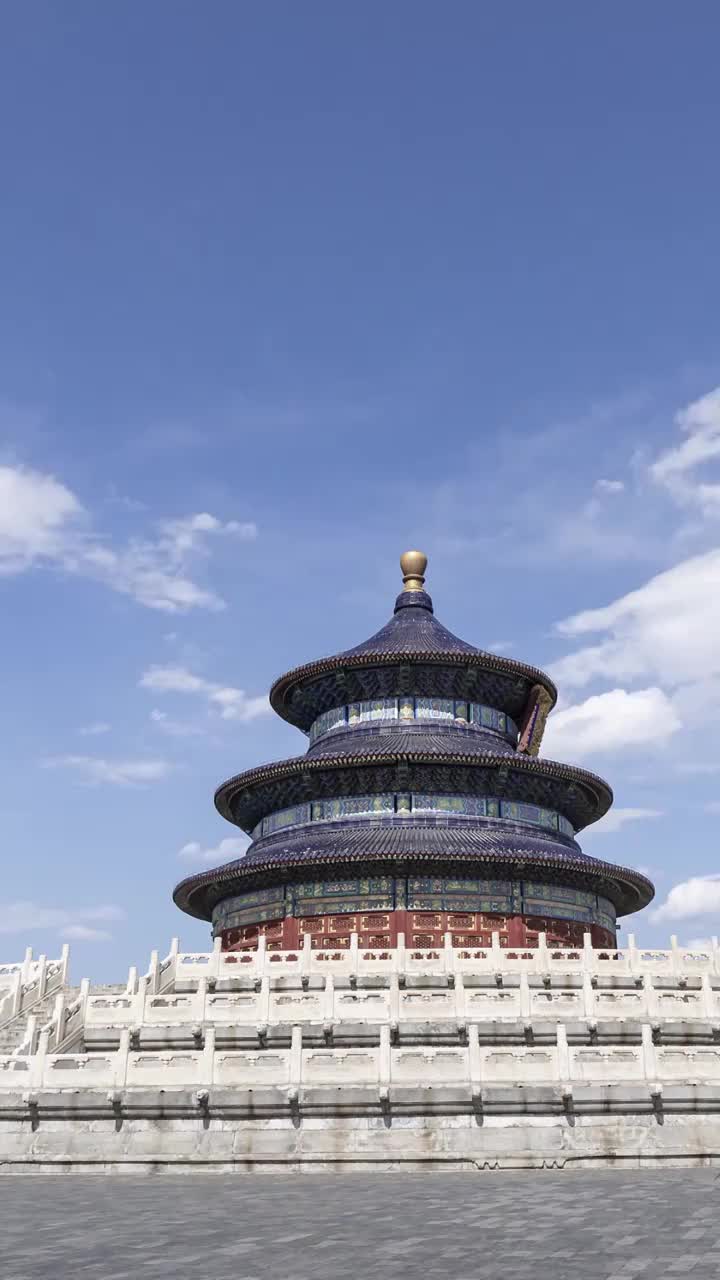 晴朗的天气，北京天坛的延时摄影；天坛公园的云视频素材