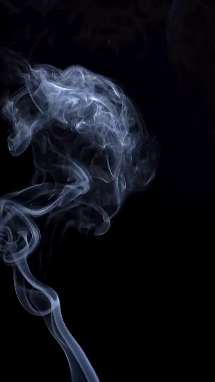 室内黑背景点燃檀香，缓慢螺旋涡流状升起的烟雾视频素材