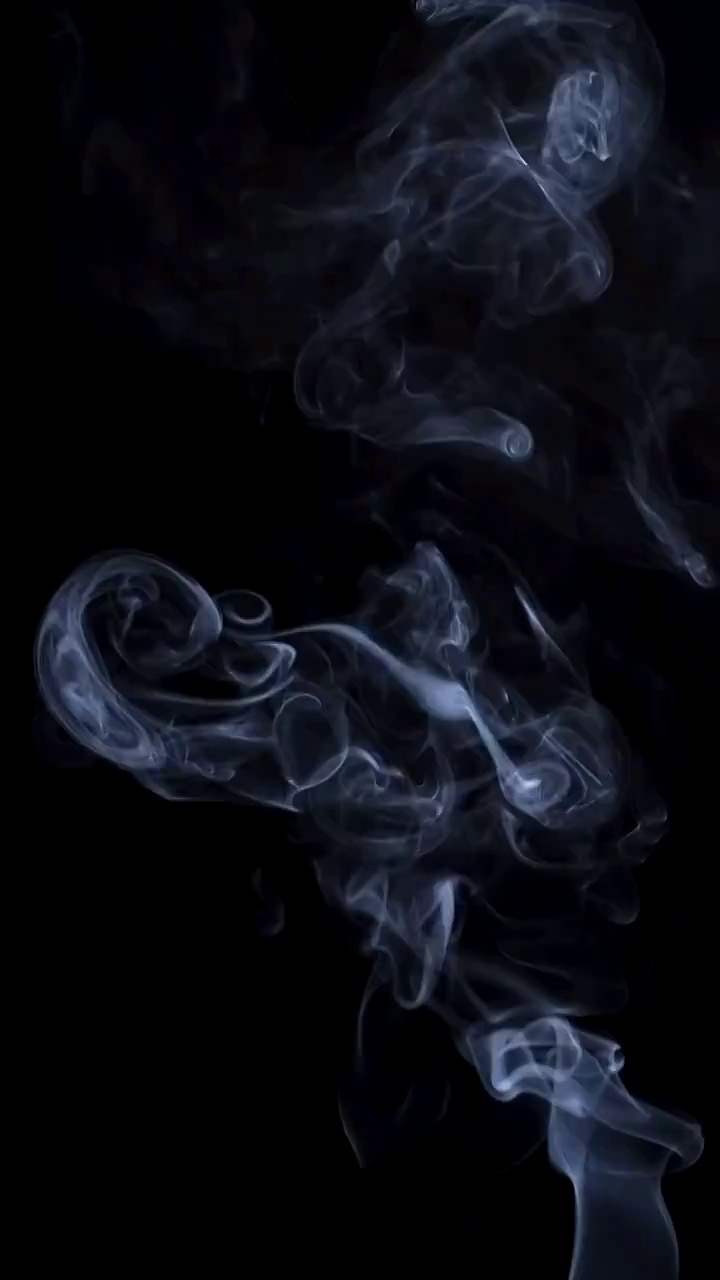 室内黑背景点燃檀香，缓慢螺旋涡流状升起的烟雾视频素材