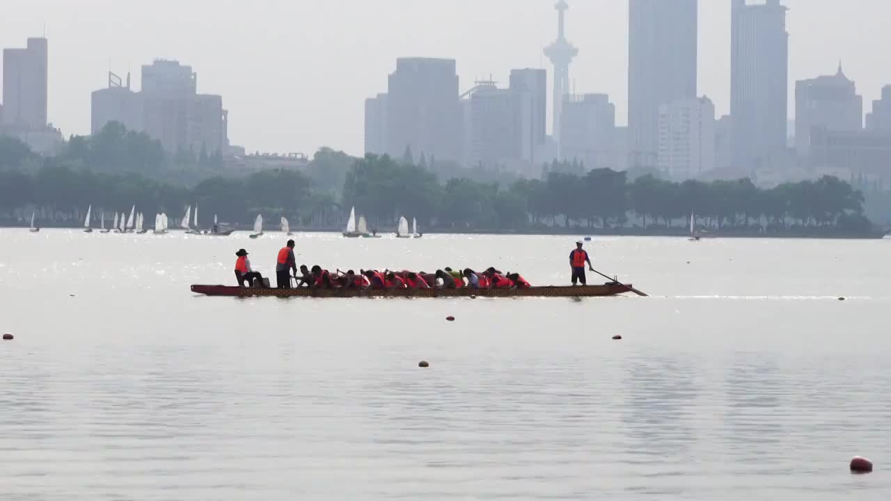 江苏省南京玄武湖上的划龙舟比赛，龙舟赛视频素材