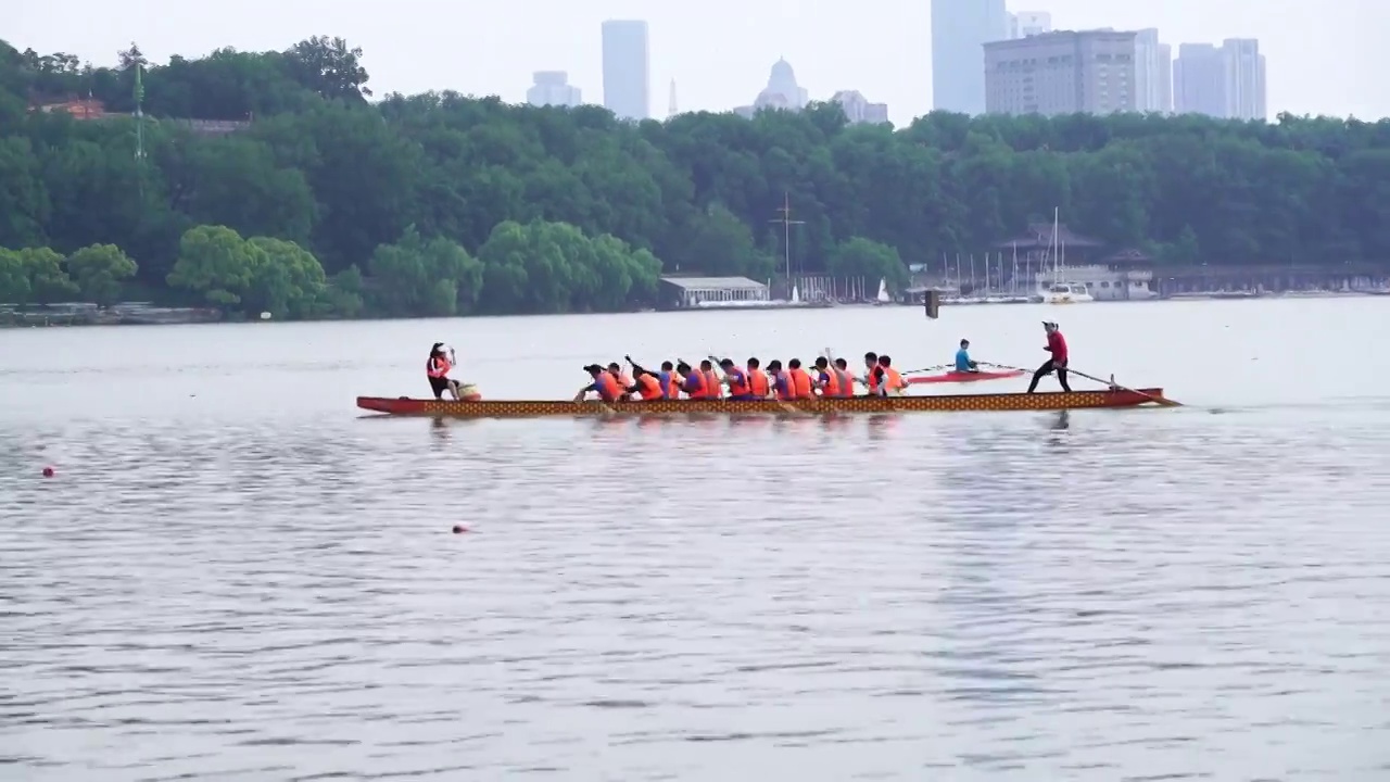 江苏南京玄武湖上的划龙舟比赛，龙舟赛视频下载