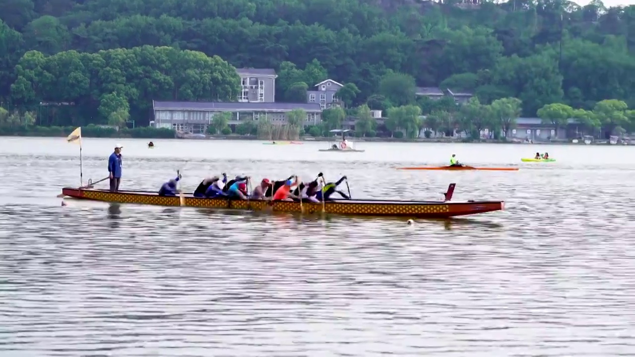 江苏南京玄武湖上的划龙舟比赛，龙舟赛视频素材
