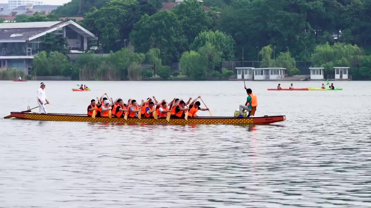 南京玄武湖上的划龙舟比赛，龙舟赛视频素材