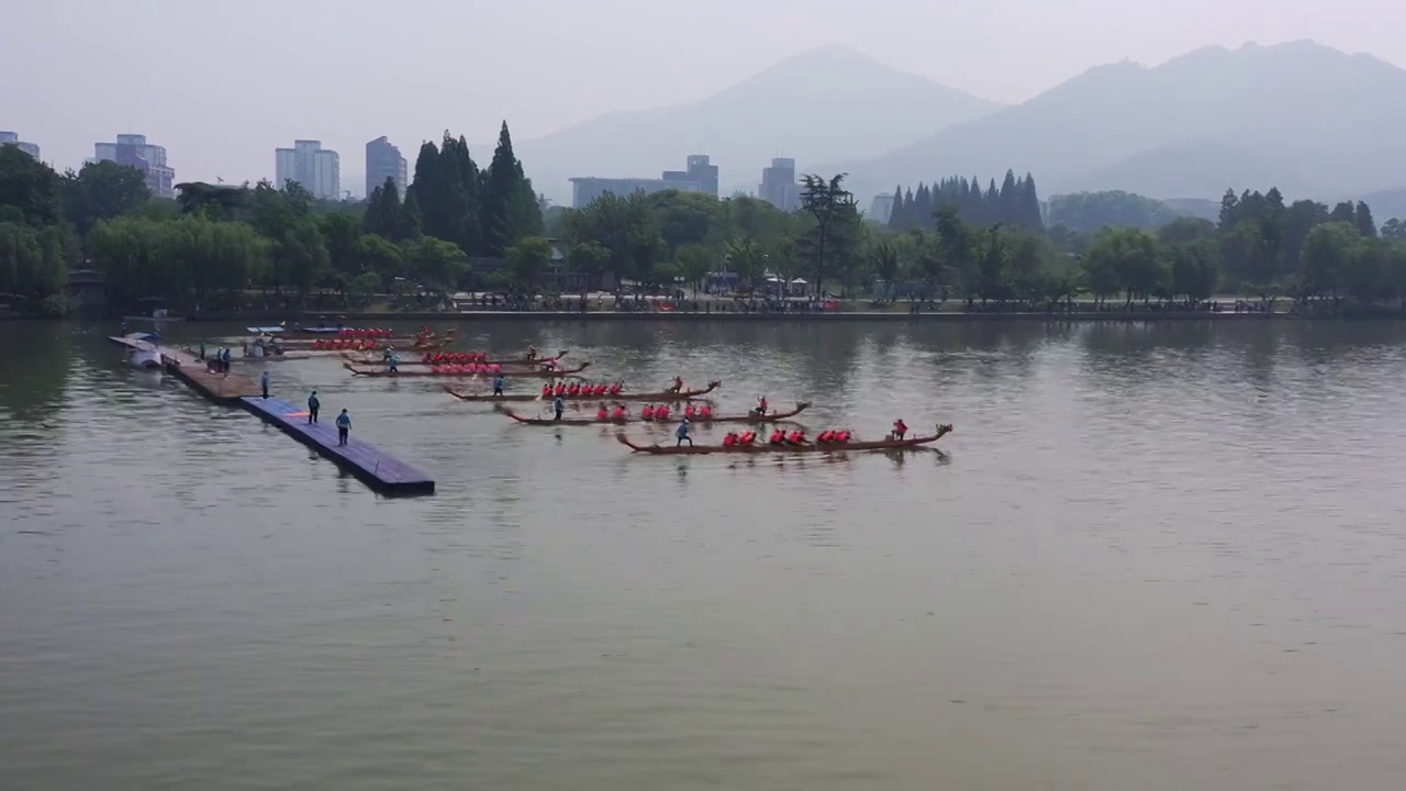 南京玄武湖上的庆祝端午节划龙舟比赛，龙舟赛视频素材