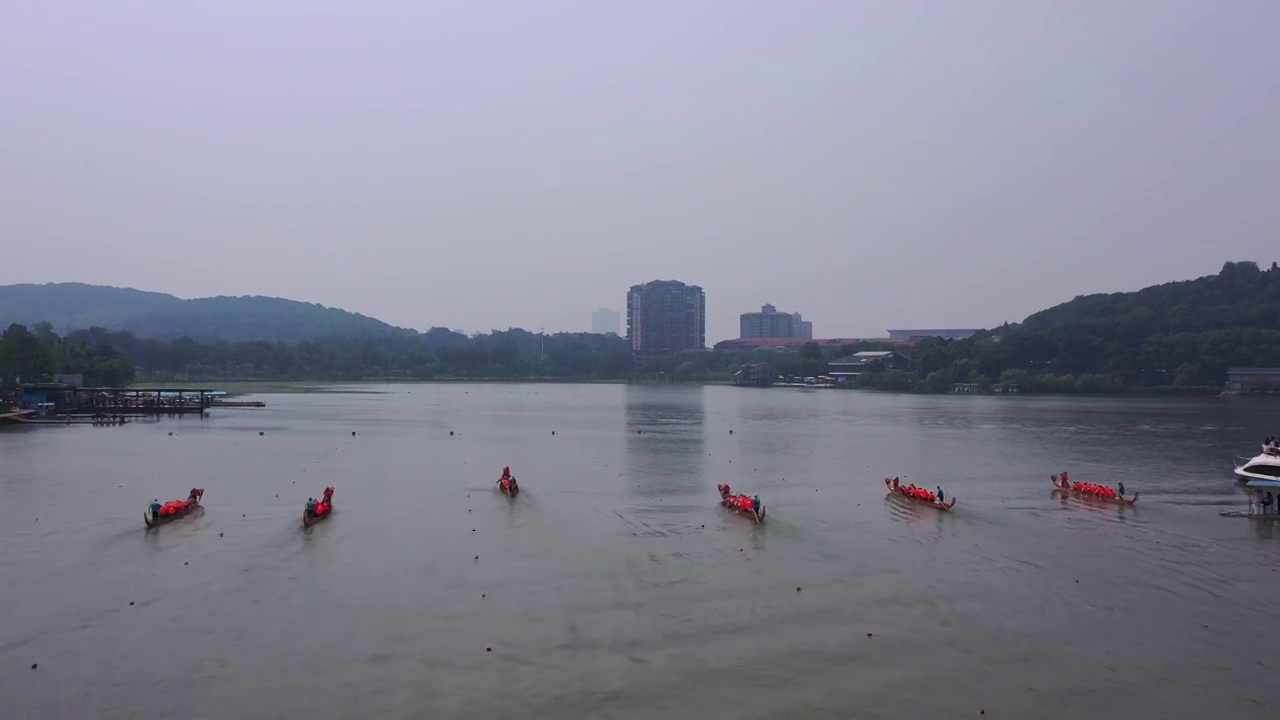 江苏南京玄武湖上的庆祝端午节划龙舟比赛，龙舟赛视频素材