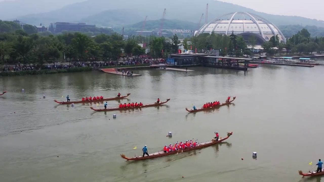 江苏南京玄武湖上的龙舟赛，划龙舟比赛视频素材