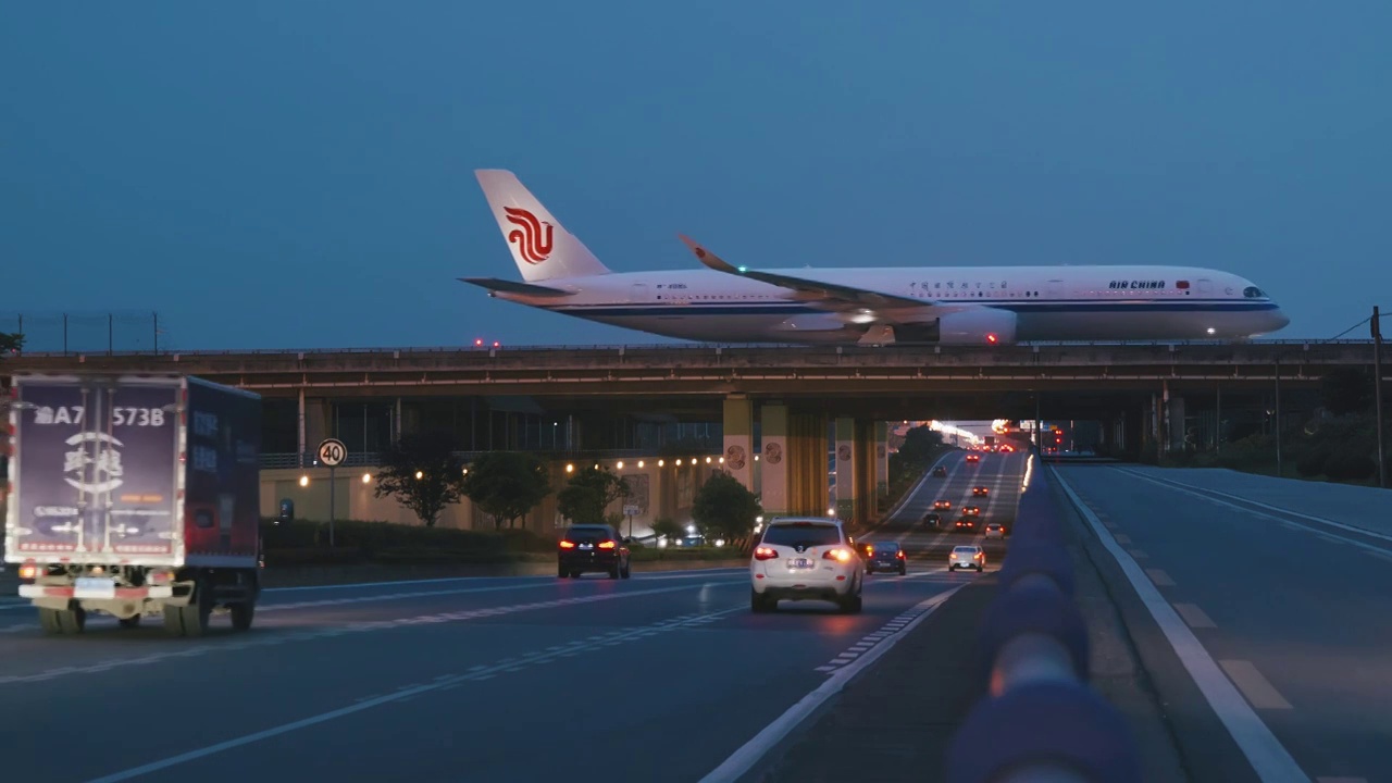 飞机航空过高架马路视频下载