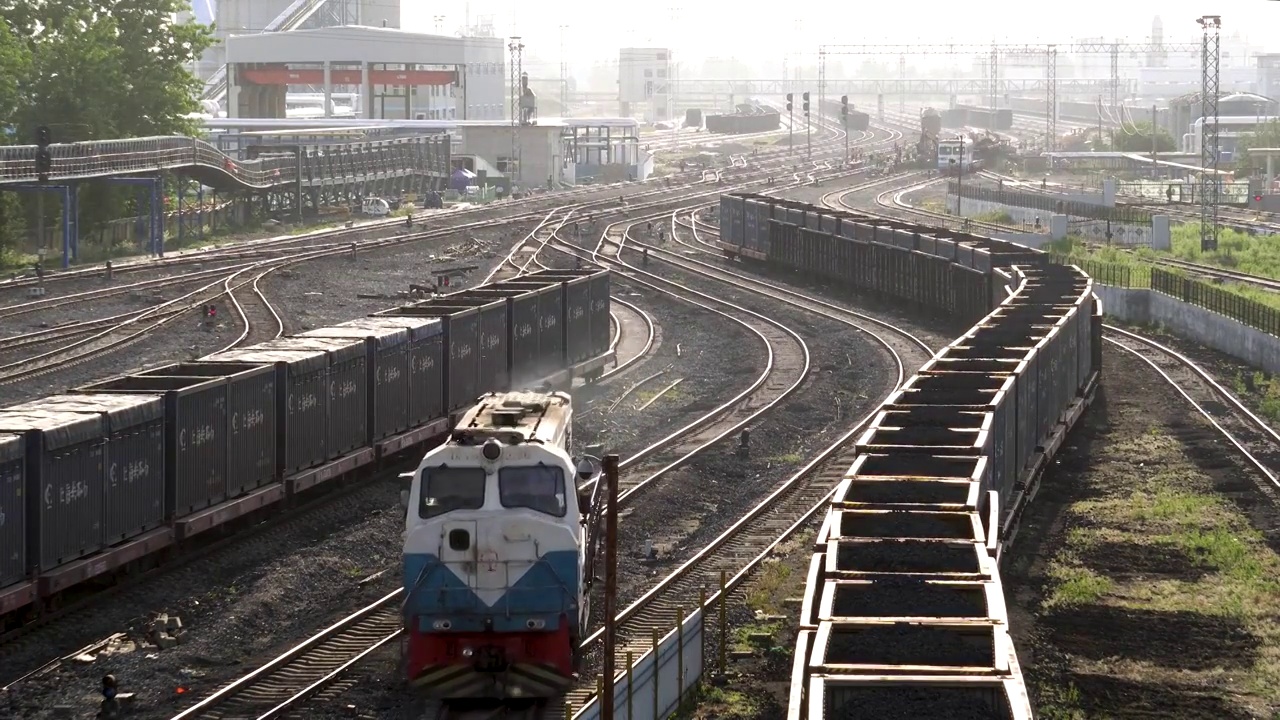 铁路货运站场行驶的列车视频下载