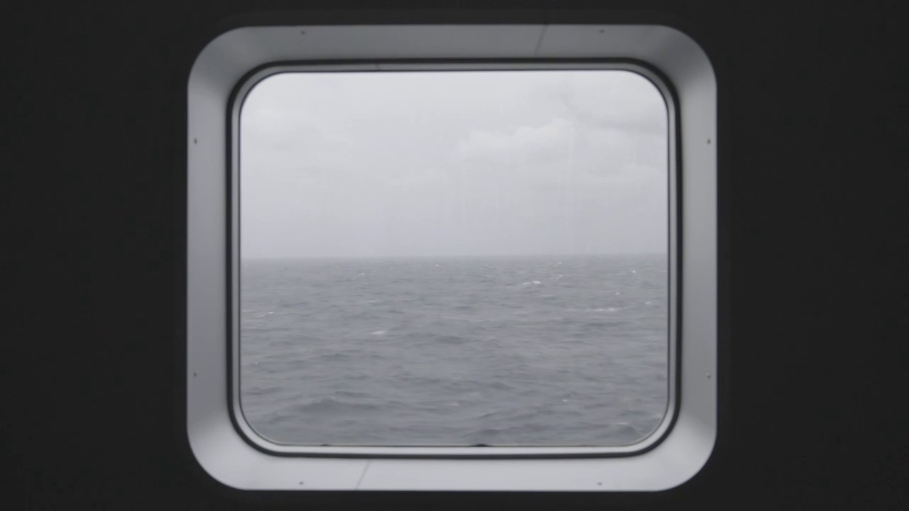 舷窗外的海面 大海 航行 船舶 舱室 波浪 海浪视频下载
