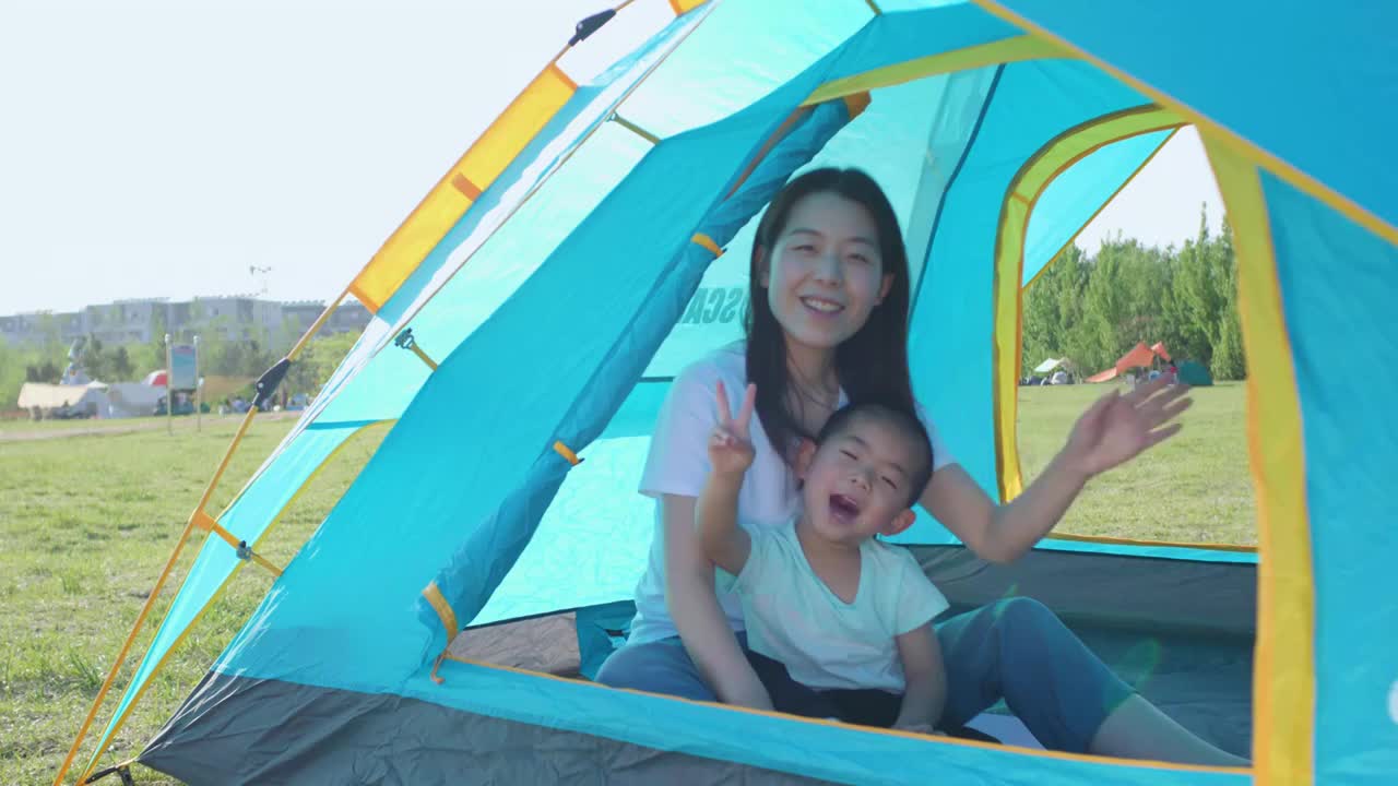 亚洲人中国人母子户外露营帐篷内玩耍视频素材