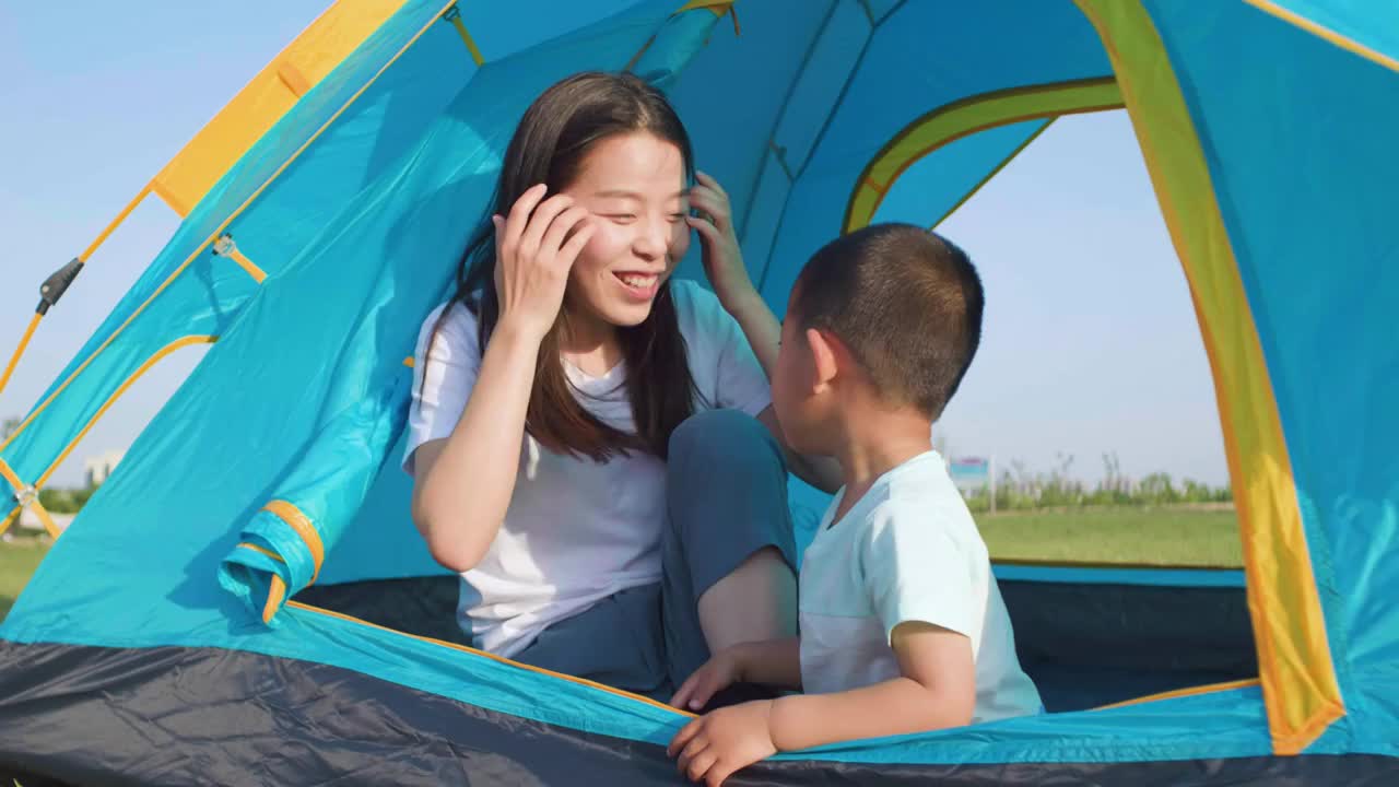 亚洲人中国人母子户外露营帐篷内玩耍视频素材