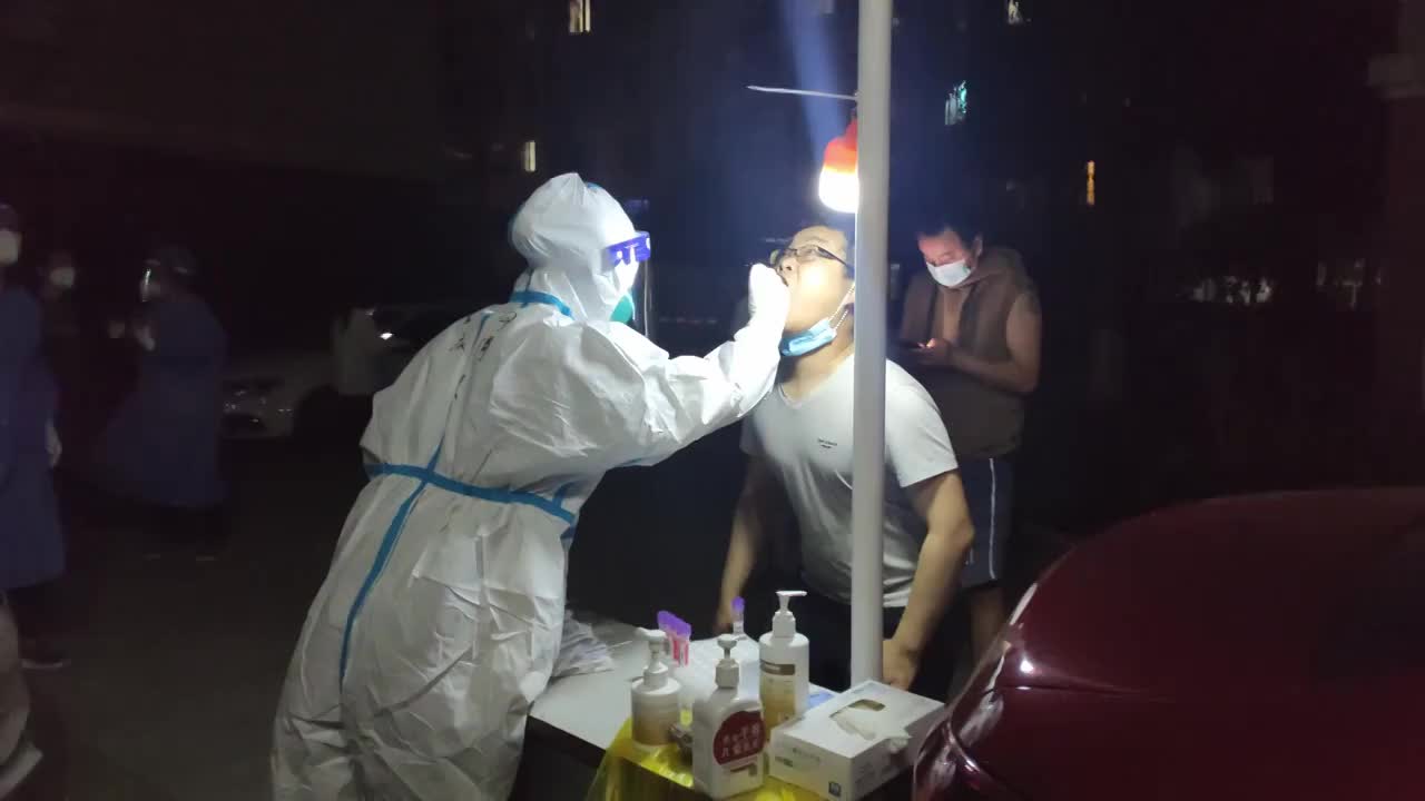 夜晚疫情下的上海松江区全员核酸检测视频素材