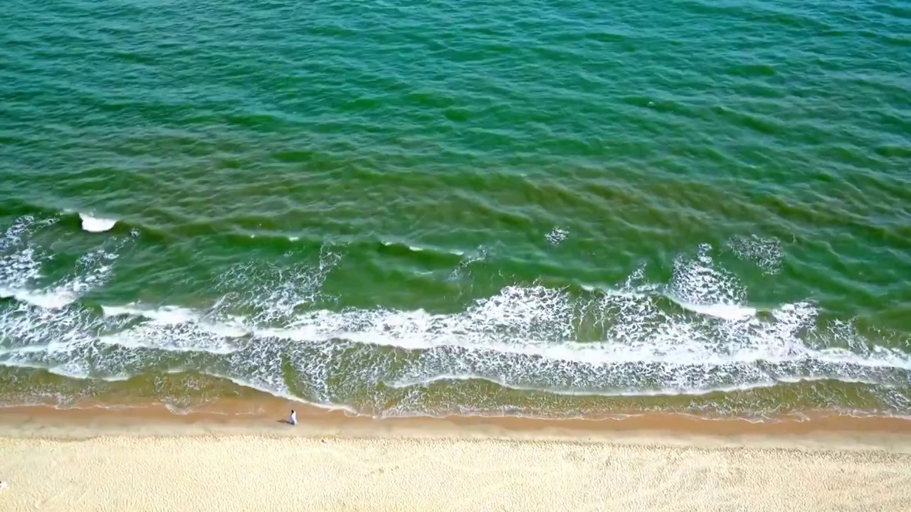 三亚沙滩海浪俯瞰视频素材