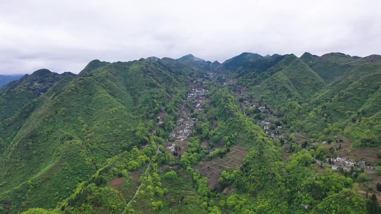 航拍贵州大山里的农村（三）视频素材