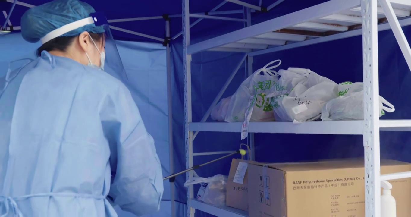防疫志愿者在消毒货架上的外卖商品视频素材