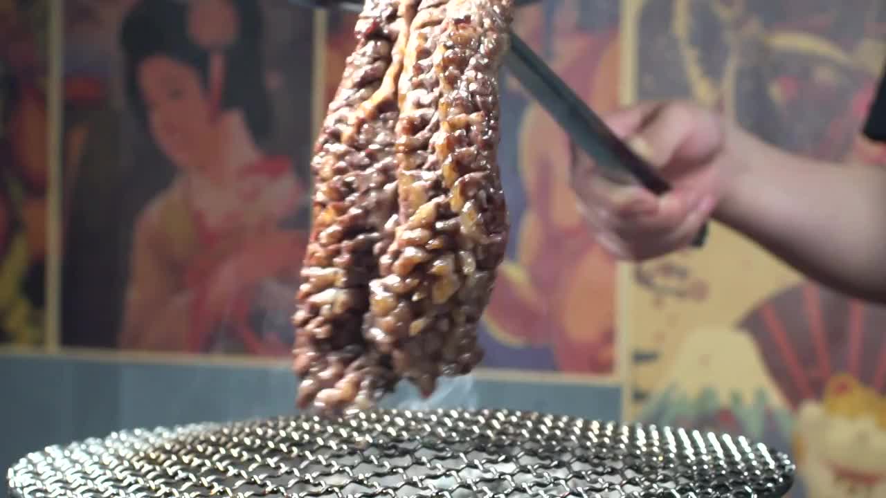 厨师制作碳烤牛横膈膜肉慢镜头视频素材