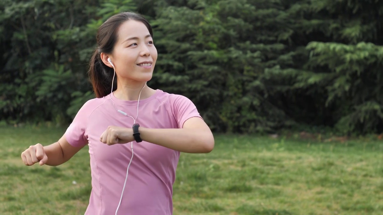亚洲中国女性女士带耳机运动前后热心运动视频素材