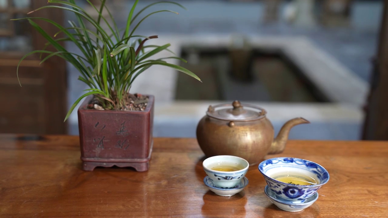 湖北恩施市白果乡土家族古建筑里的传统茶艺视频素材