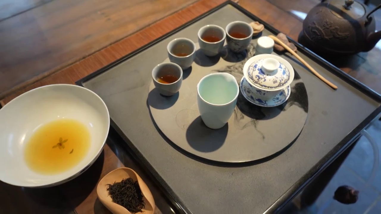 湖北恩施市白果乡土家族古建筑里的传统茶艺视频素材