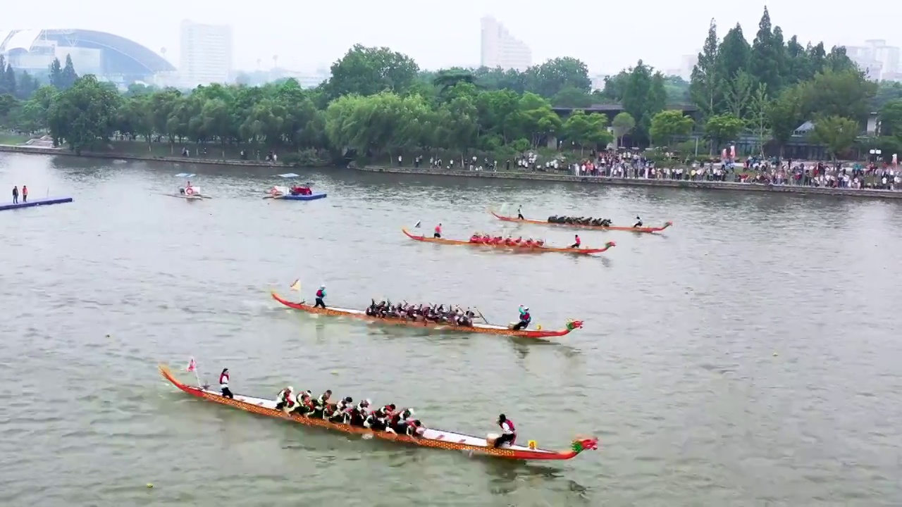 江苏南京玄武湖上的庆端午节划龙舟比赛，龙舟赛视频素材