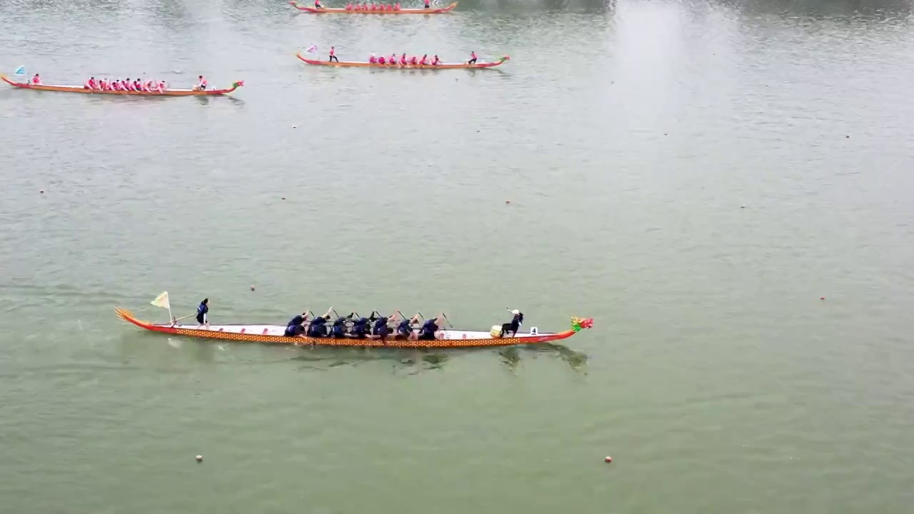 江苏省南京玄武湖上的庆端午龙舟赛，划龙舟比赛视频素材