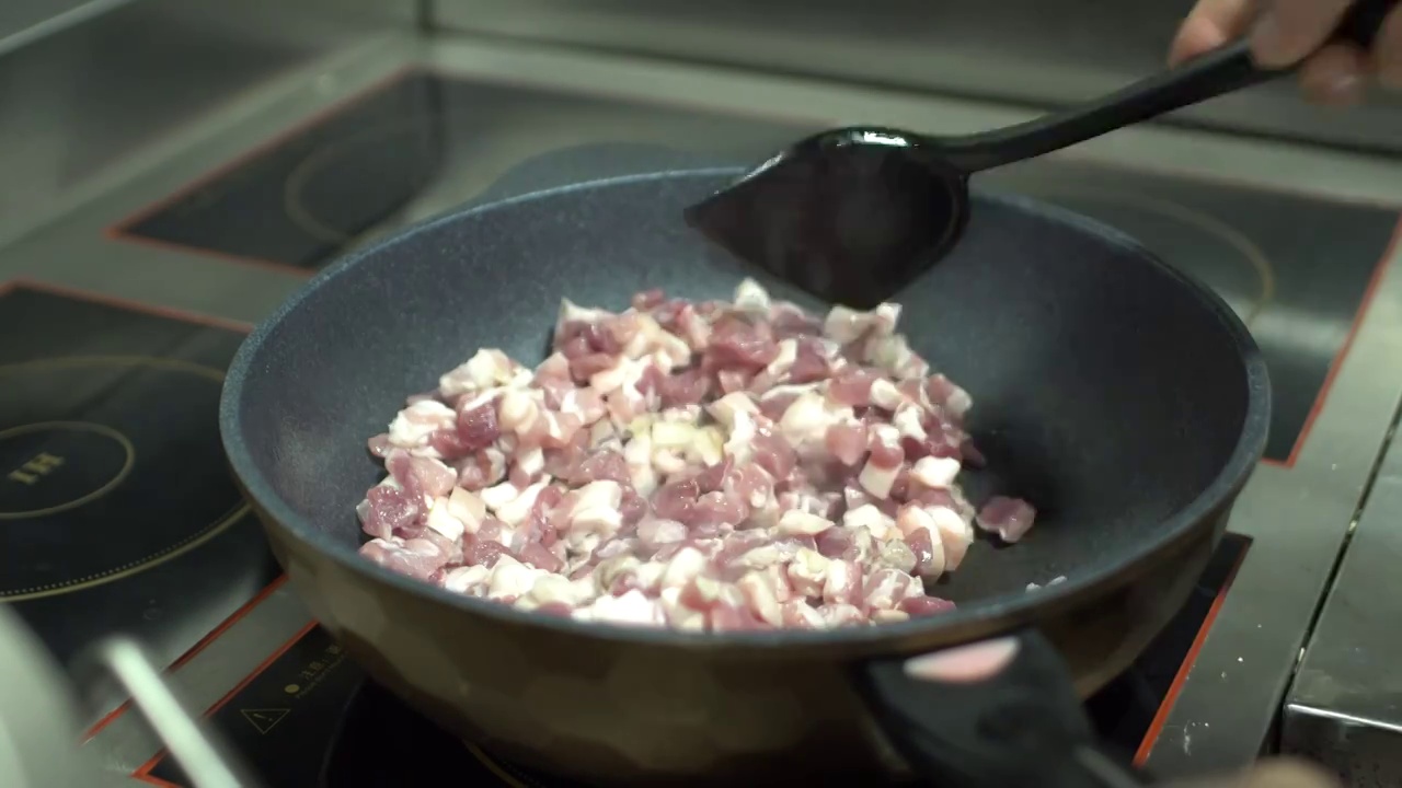 厨房间铁锅炒制卤肉末视频素材