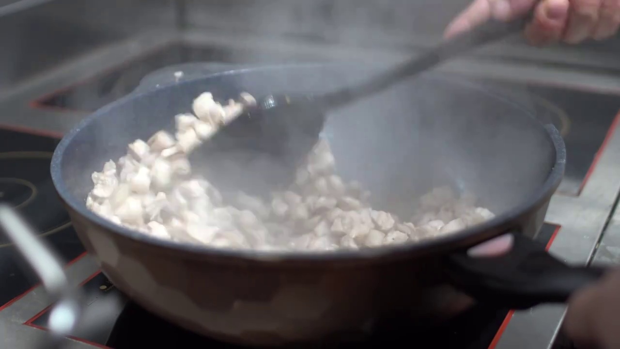 厨房间铁锅炒制卤肉末视频素材