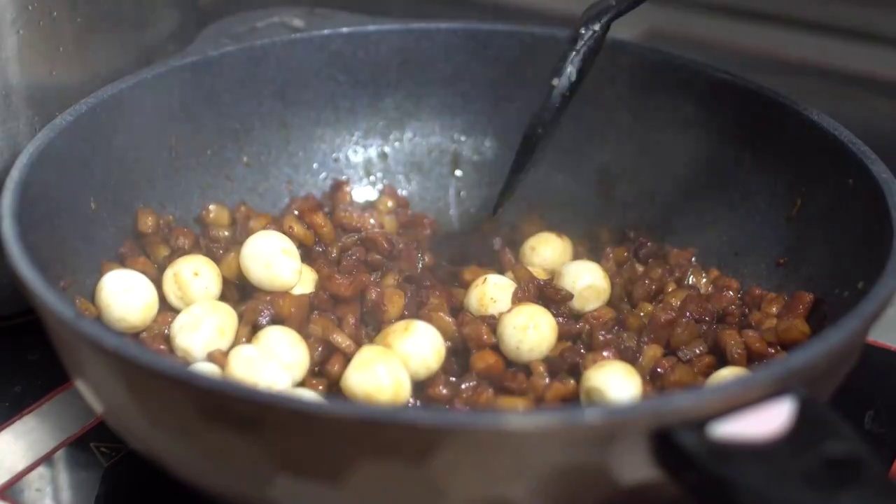 台湾美食卤肉饭制作过程视频素材
