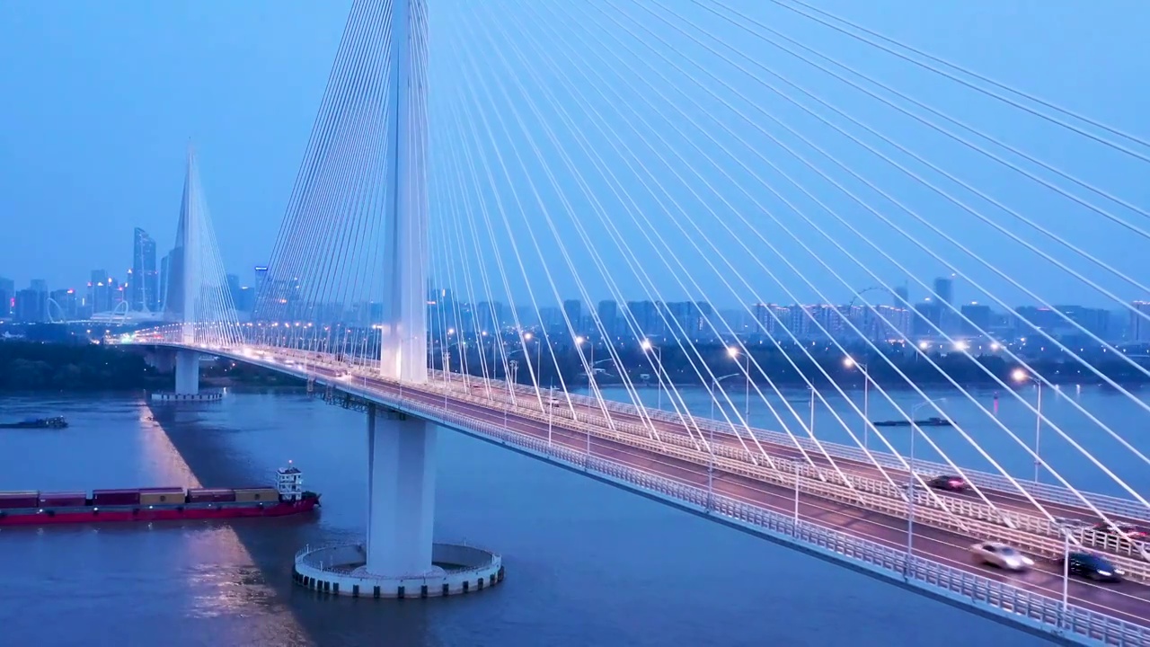 南京江心洲长江大桥（南京长江第五大桥）的夜景风光f视频下载