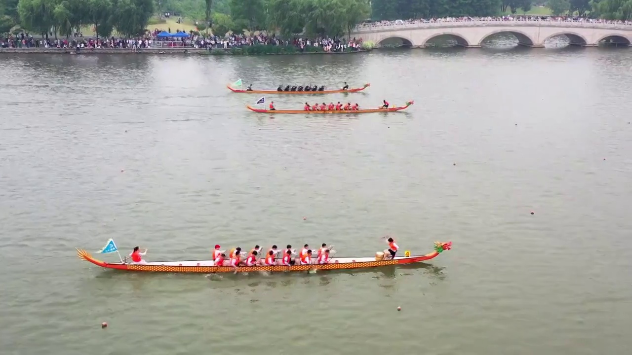 江苏省南京玄武湖上的端午节龙舟赛，划龙舟比赛视频素材