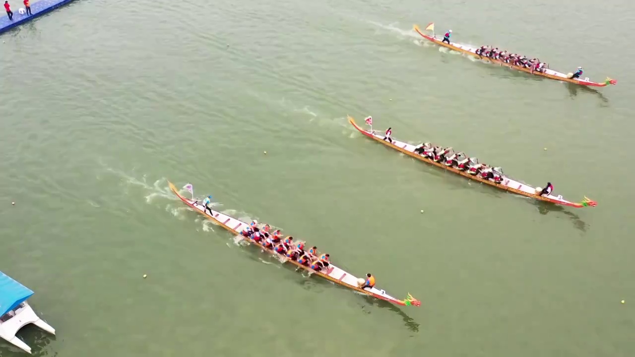 江苏省南京玄武湖上的端午节龙舟赛，划龙舟比赛视频素材