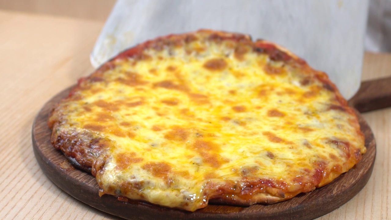 厨师制作番茄牛肉披萨视频素材