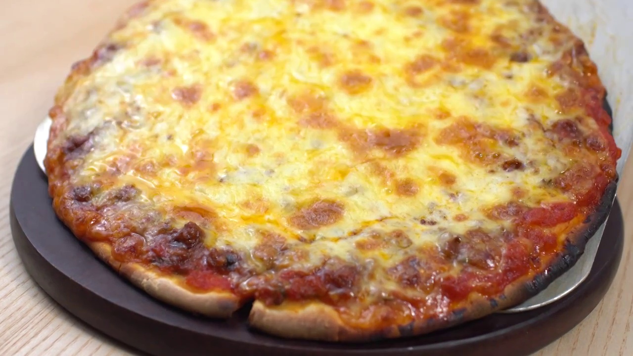 厨师制作番茄牛肉披萨视频素材