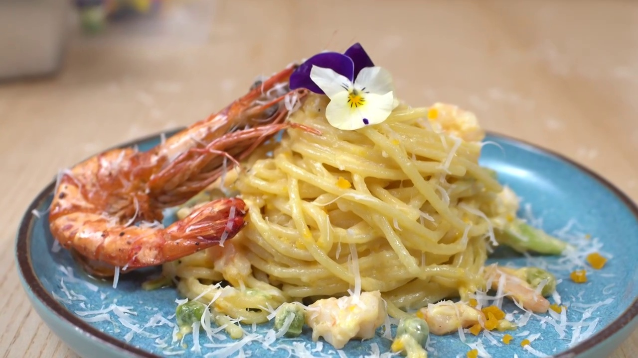 厨师制作咸蛋黄明虾意面视频素材