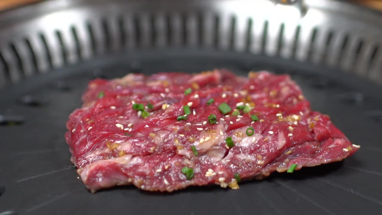 厨师制作烤牛横膈膜肉视频下载