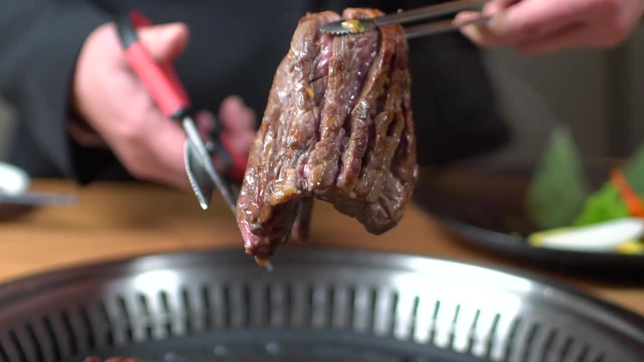剪刀分解烤牛横膈膜肉慢镜头视频下载