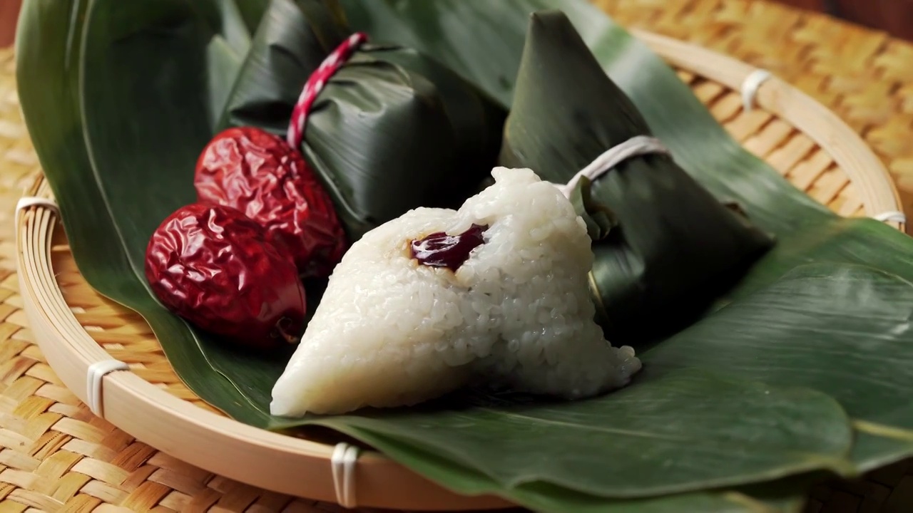 制作中国传统节日端午节特色食品粽子视频素材