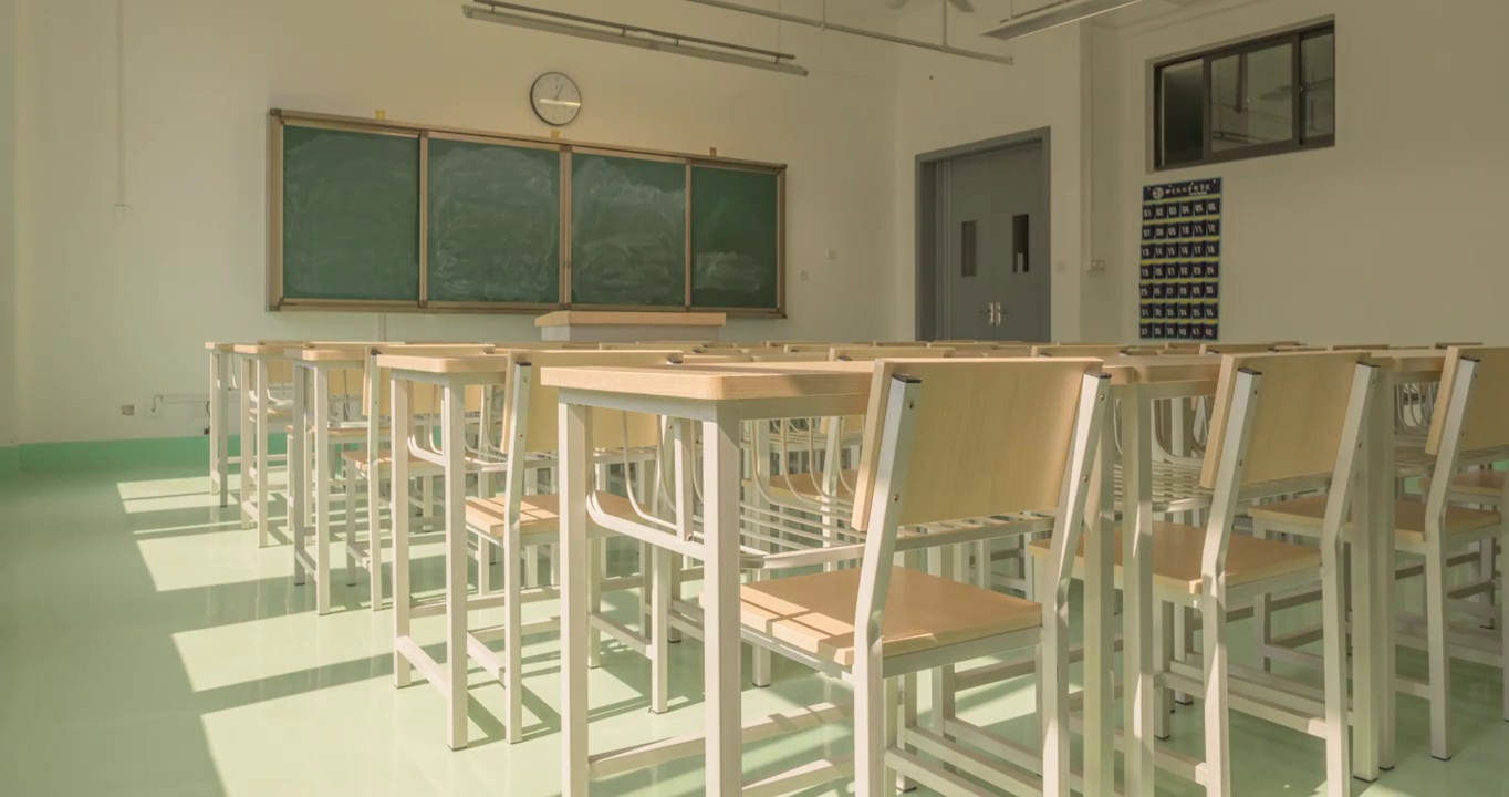 空无一人的教室内整齐排列的桌椅，太阳光影在教室内移动延时摄影视频素材