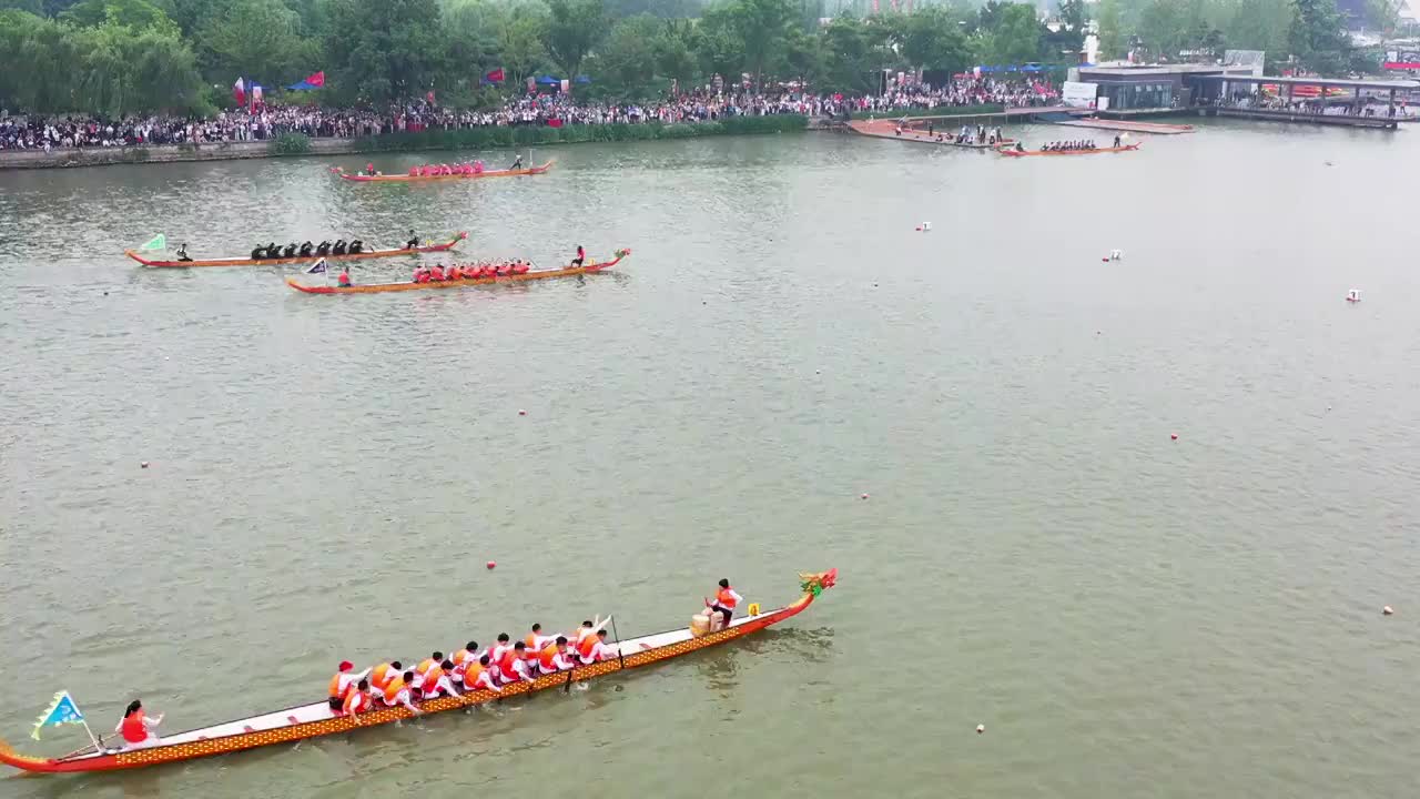 江苏省南京玄武湖上的庆端午龙舟赛，划龙舟比赛的终点冲刺航拍视频视频下载