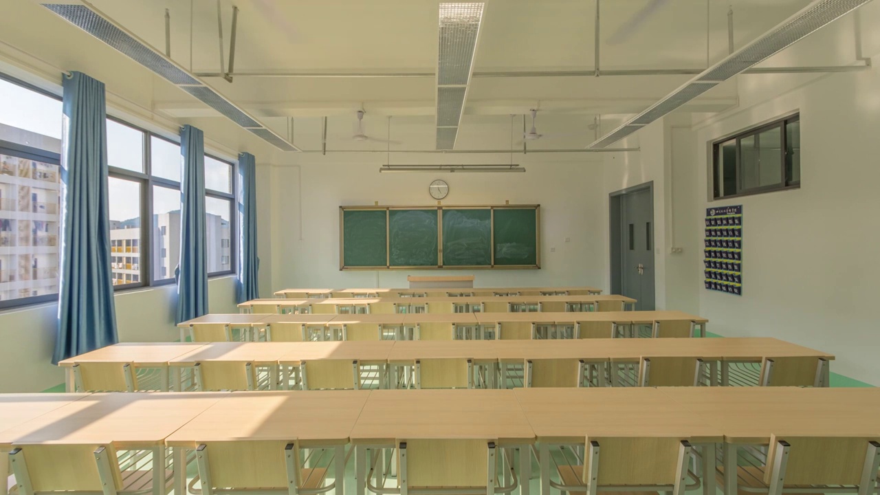 空无一人的教室内整齐排列的桌椅，太阳光影在教室内移动延时摄影视频素材