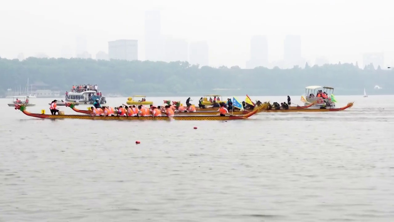 江苏省南京玄武湖上的庆端午龙舟赛，划龙舟比赛的起点视频视频下载