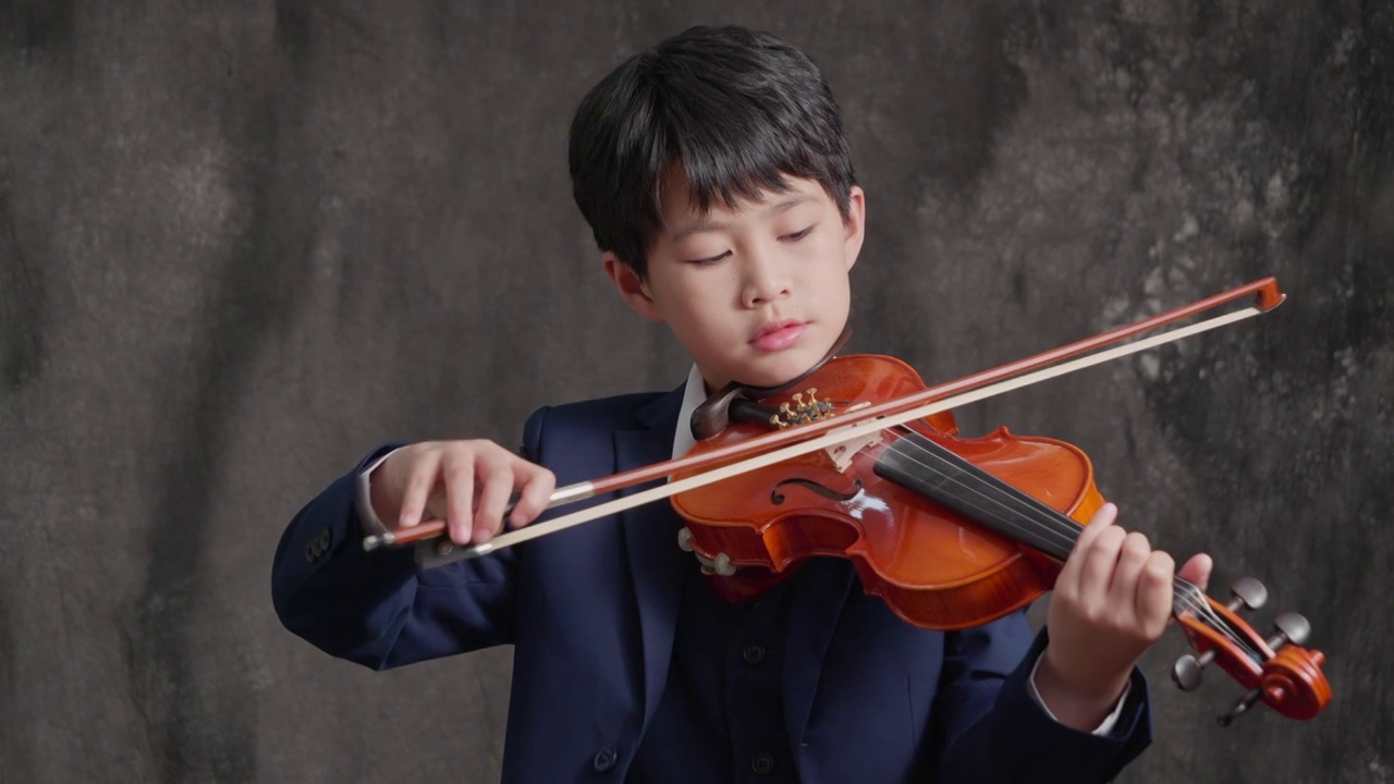 拉小提琴的孩子视频素材