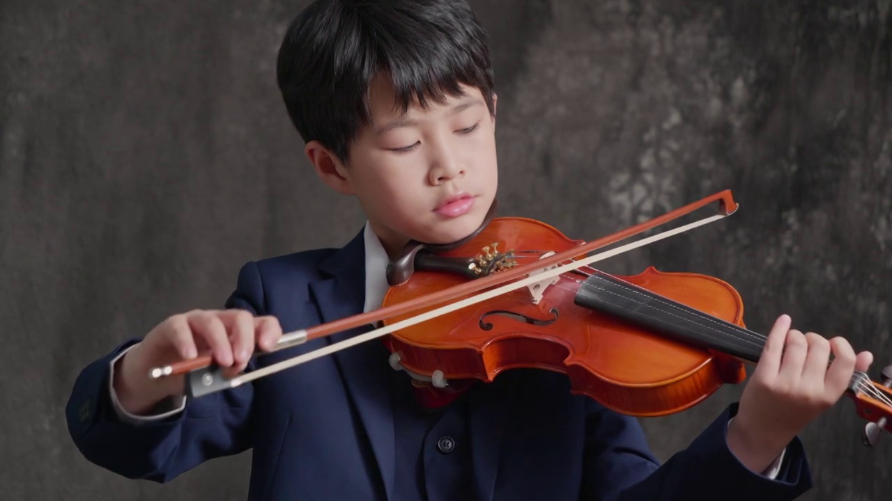 拉小提琴的孩子视频下载