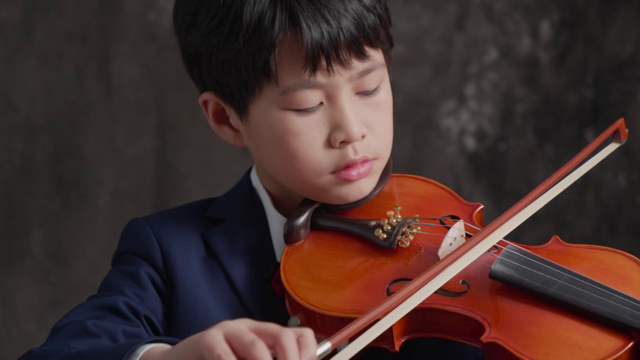 拉小提琴的孩子视频素材