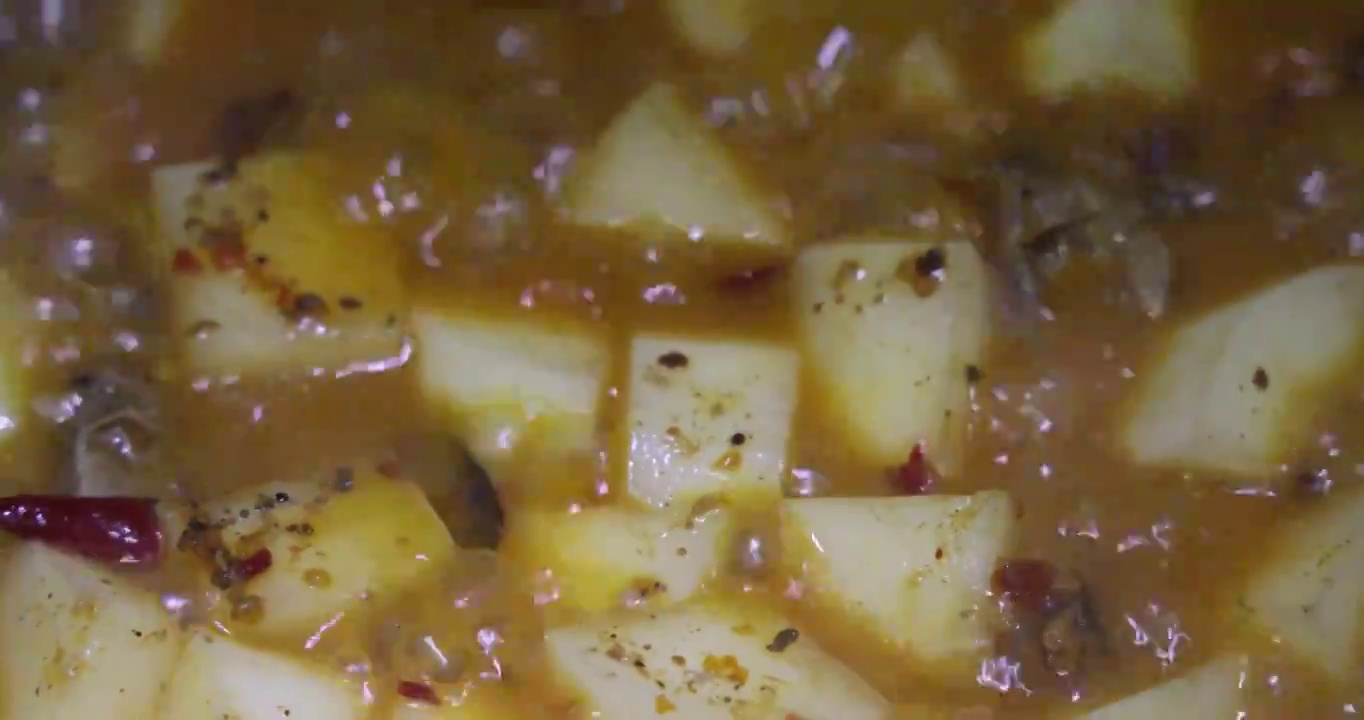 美食烹饪：土豆烧牛肉视频素材