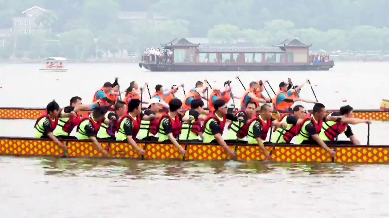 江苏省南京玄武湖上的庆端午龙舟赛，划龙舟比赛视频下载