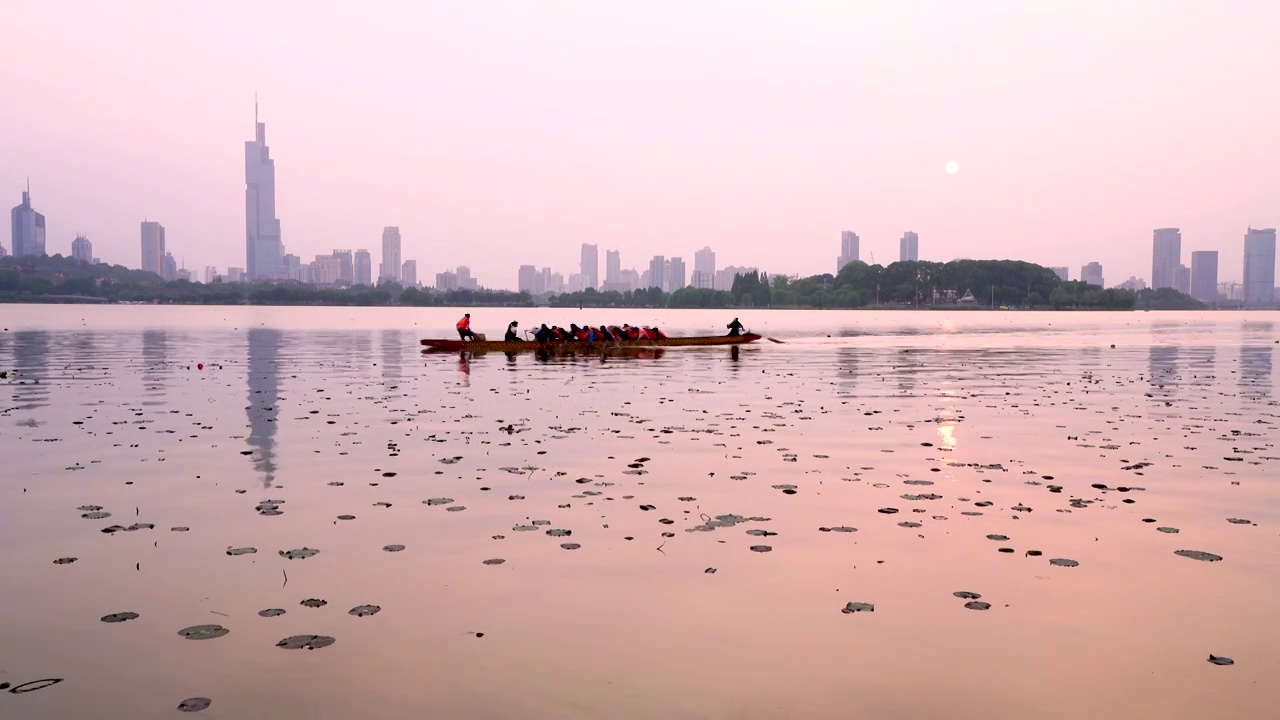 黄昏时分南京玄武湖上的龙舟训练视频下载