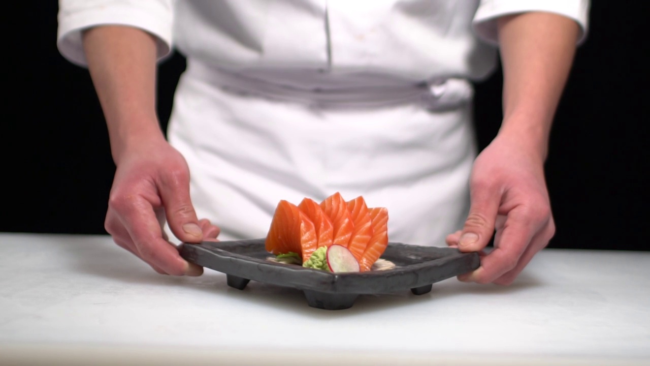 日本料理厨师制作展示三文鱼刺身慢镜头视频下载