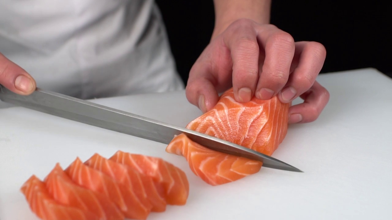 日本料理厨师制作三文鱼刺身视频素材